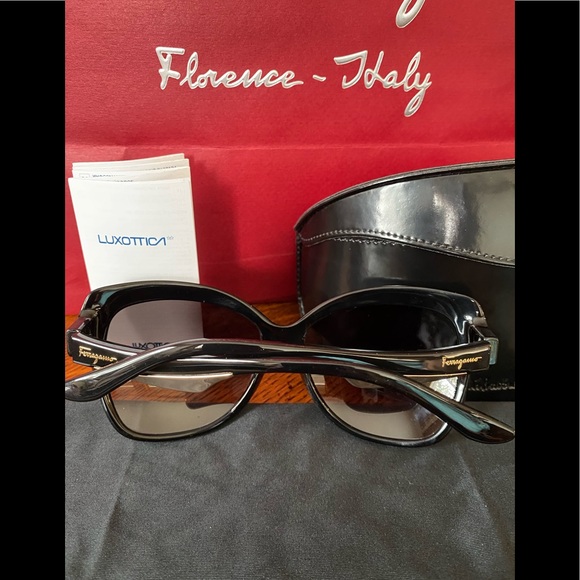 SALVATORE FERRAGAMO WOMEN’S SUNGLASSES 😎 Italy😎 - Picture 2 of 7